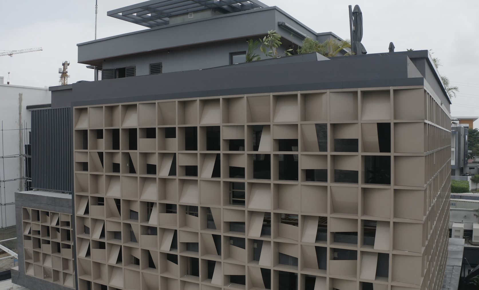 BAYBAN — The facade, up close