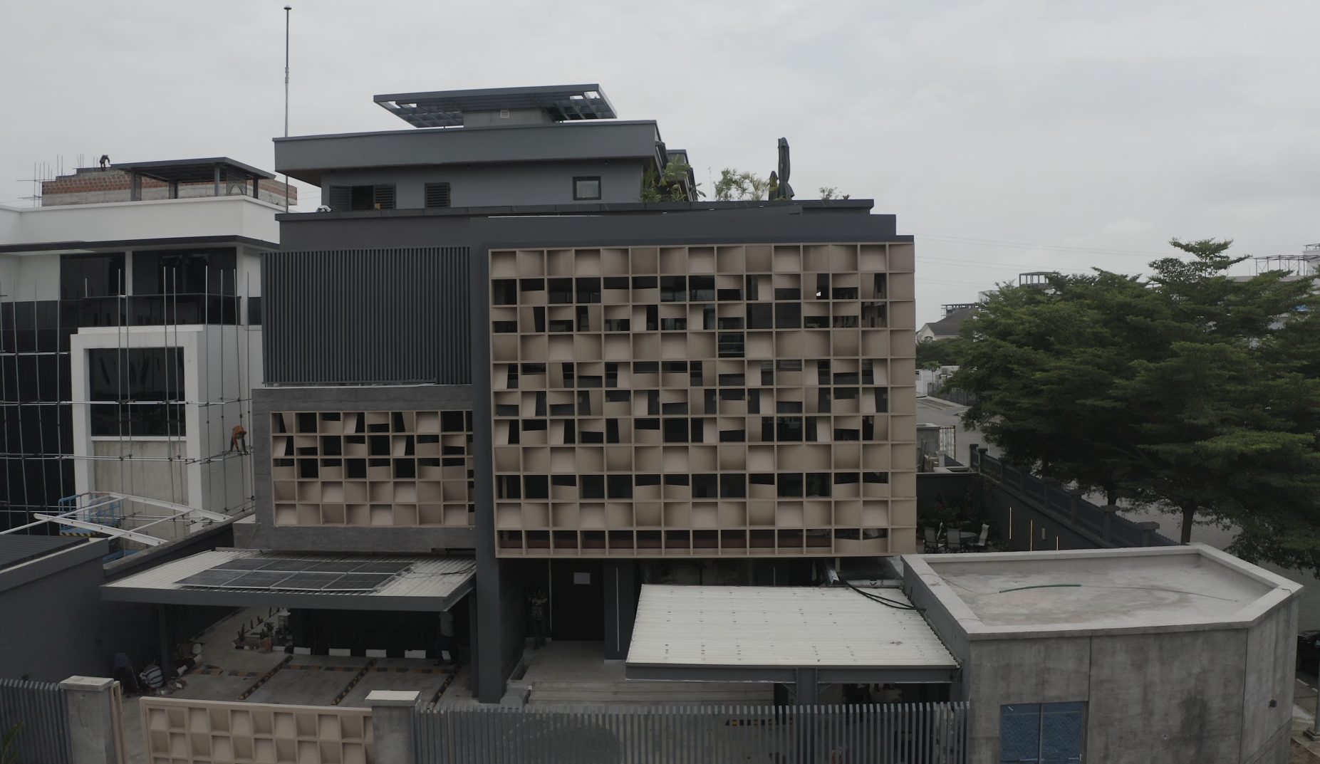 BAYBAN — Roof line and screen
